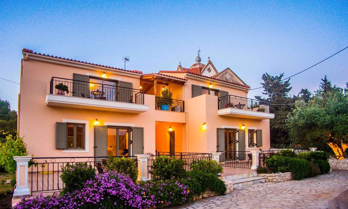 Antipata Apartment | #3-Spacious 1 bedroom apartment with full kitchen and large balcony