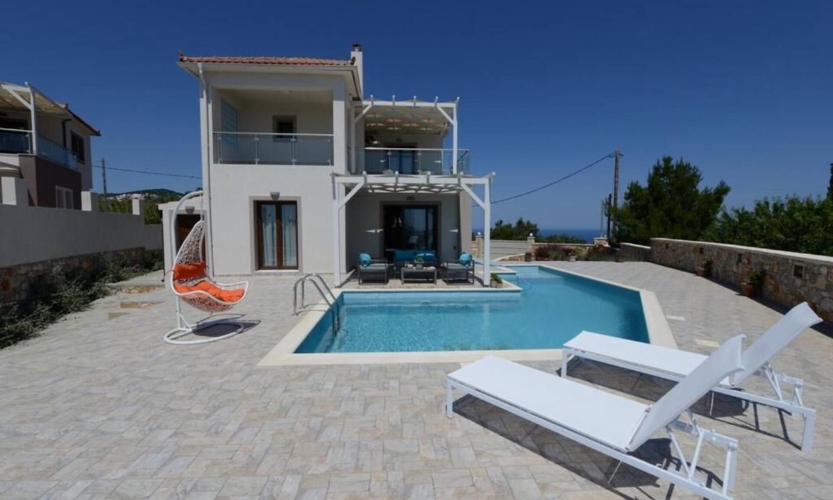 Alonissos House | A two floor villa 2 min.drive from the center of the island and the old town.