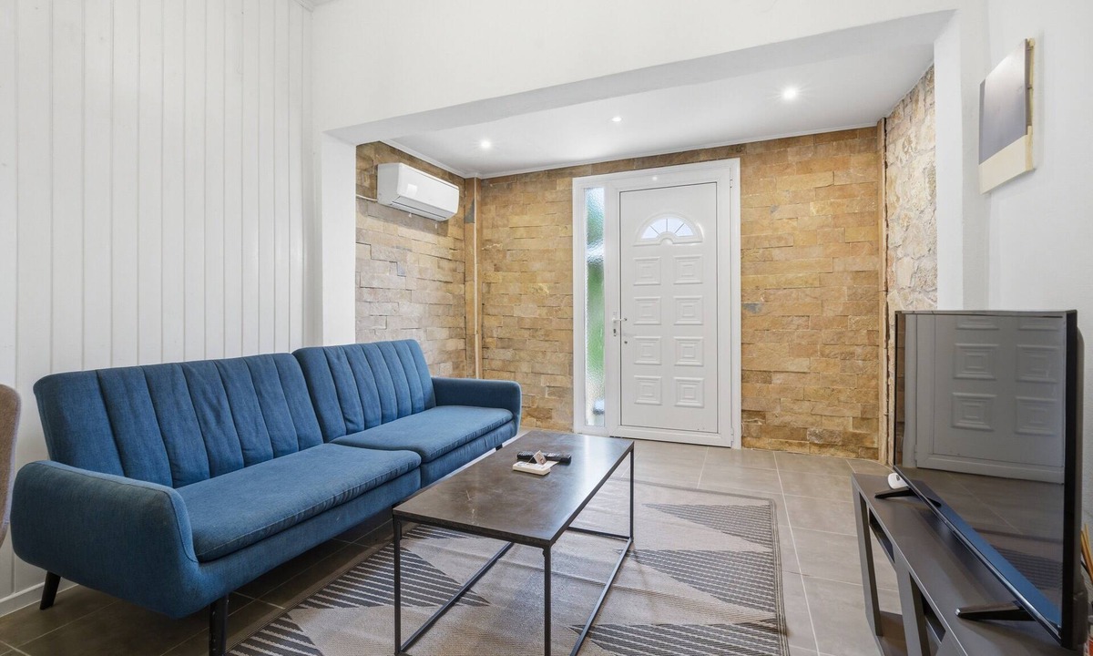 Limni Apartment | Apartment 'One-Bedroom' with Mountain View, Wi-Fi and Air Conditioning