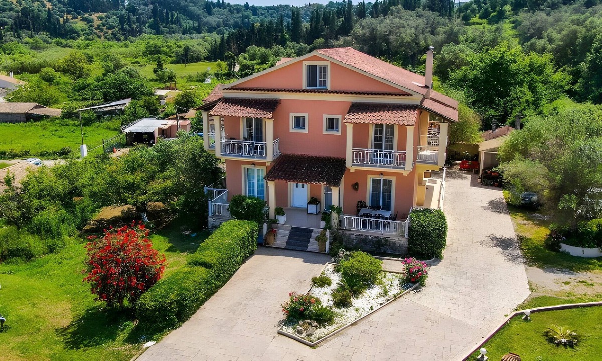 Peroulades Apartment | Apartment 'Villa Logas 2' with Mountain View, Wi-Fi and Air Conditioning