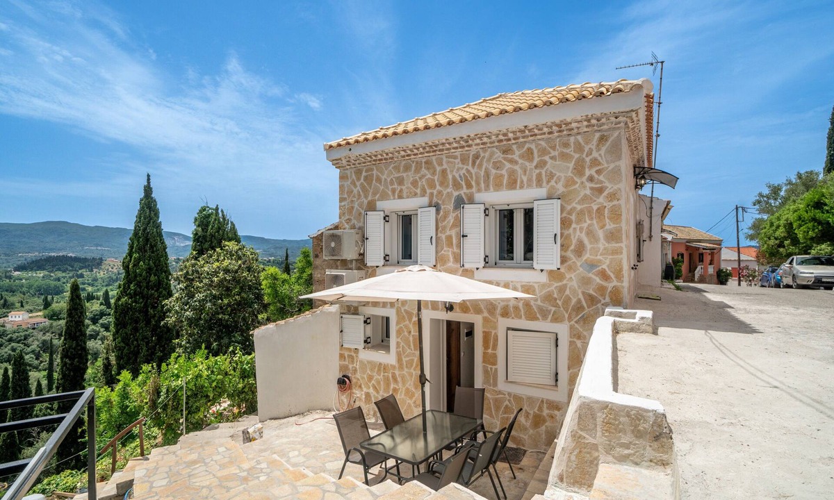 Karousades Apartment | Apartment 'Villa Nicolas' with Mountain View, Wi-Fi and Air Conditioning