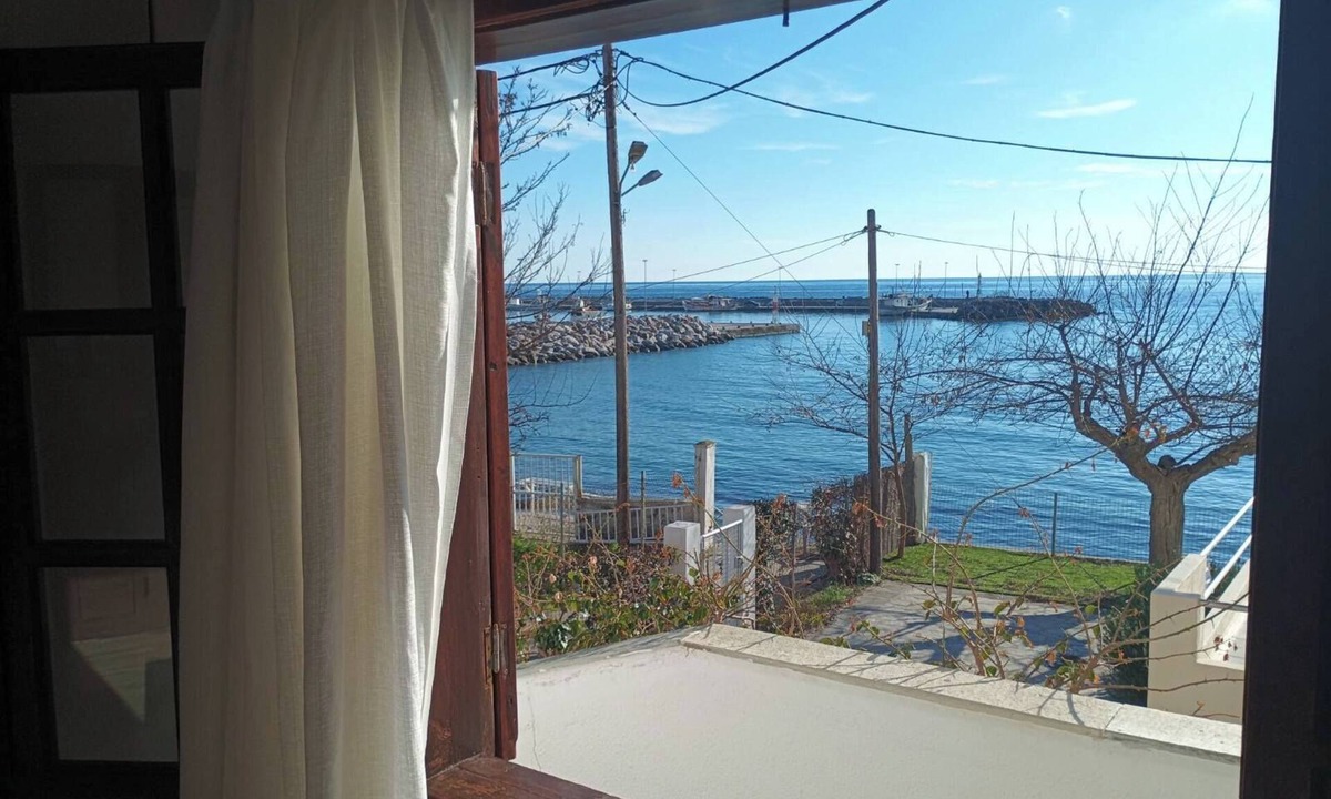 Nea Skioni Apartment | Apostolia's House - Only 20m from the beach!
