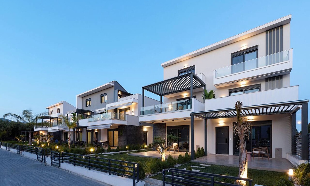 Paralia Ofryniou Villa | Athina-Two Bedroom Triplex With Garden