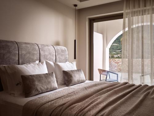 Limni Keri Hotel | Avra Suites