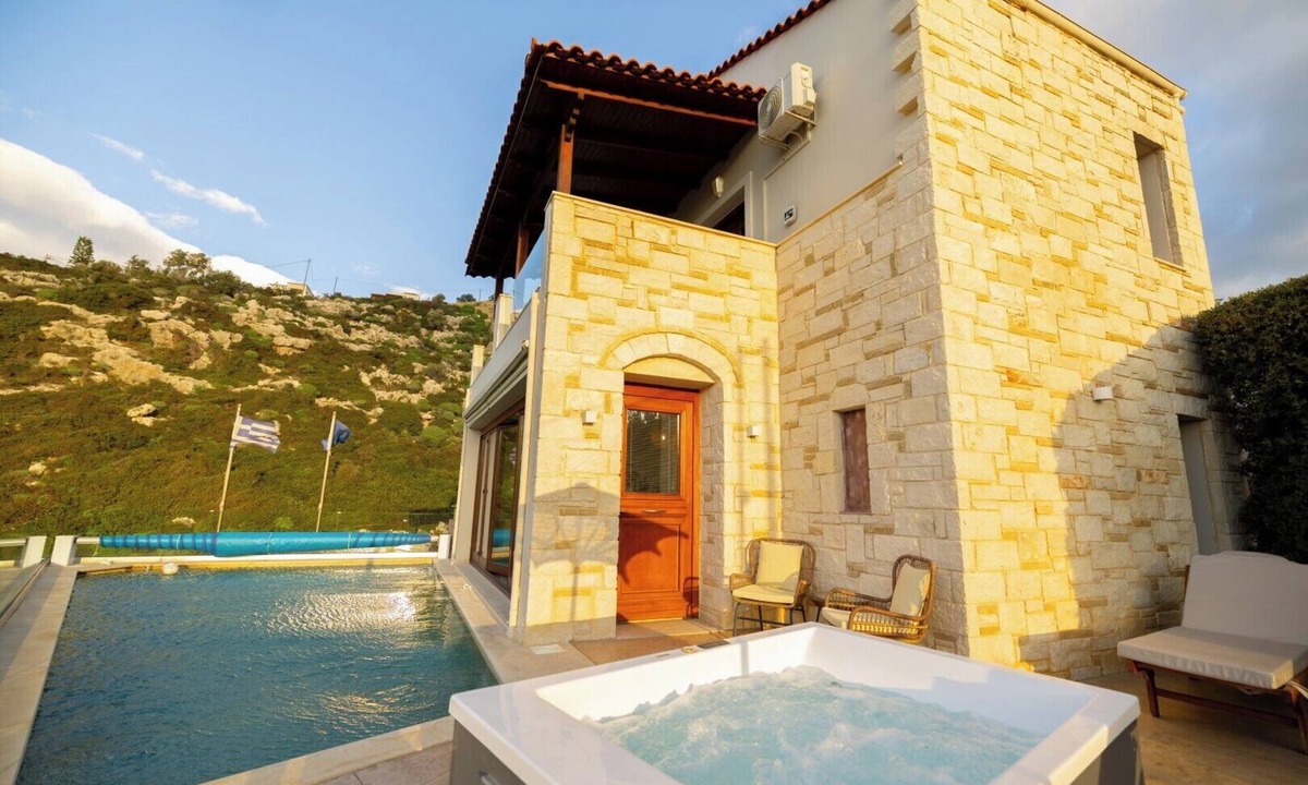 Plaka House | Beach front villa★Heated Pool★Gym & Sauna★Walk to market/restaurant/bar★Jacuzzi
