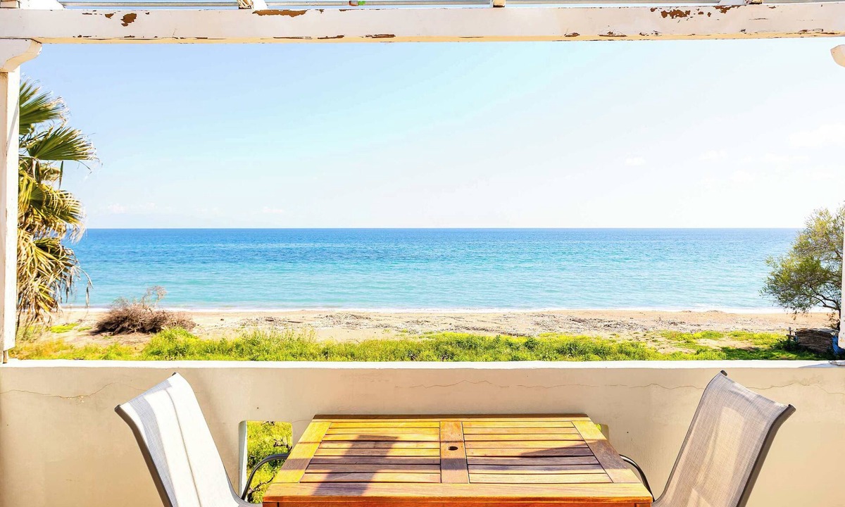Pylos-Nestoras Apartment | Beachfront Nest Memi, Koroni-Seaheaven House B1
