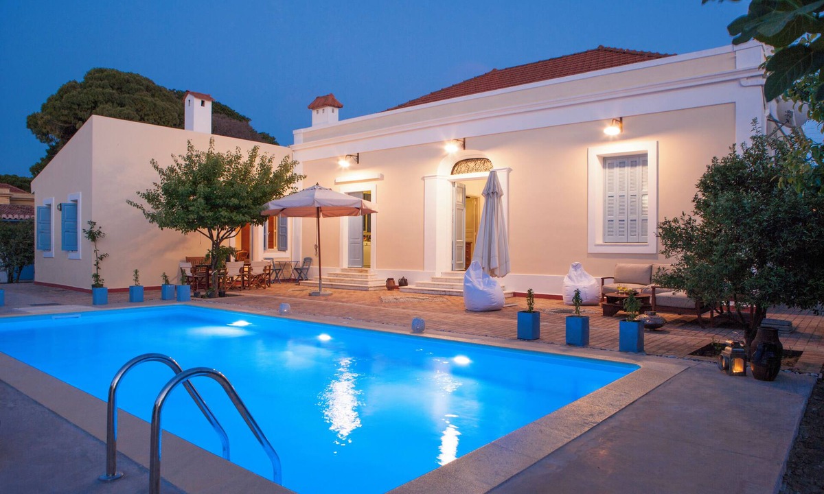 Ixia Villa | Beachfront, Pool, Chic- Live in Style: Pyrgo Villa