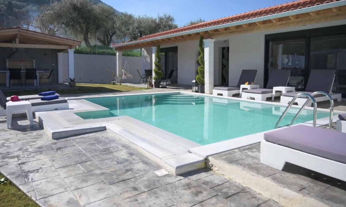 Messonghi Villa | Beautiful, sea side villa with 5 bedrooms, Large garden, outside dining & private pool