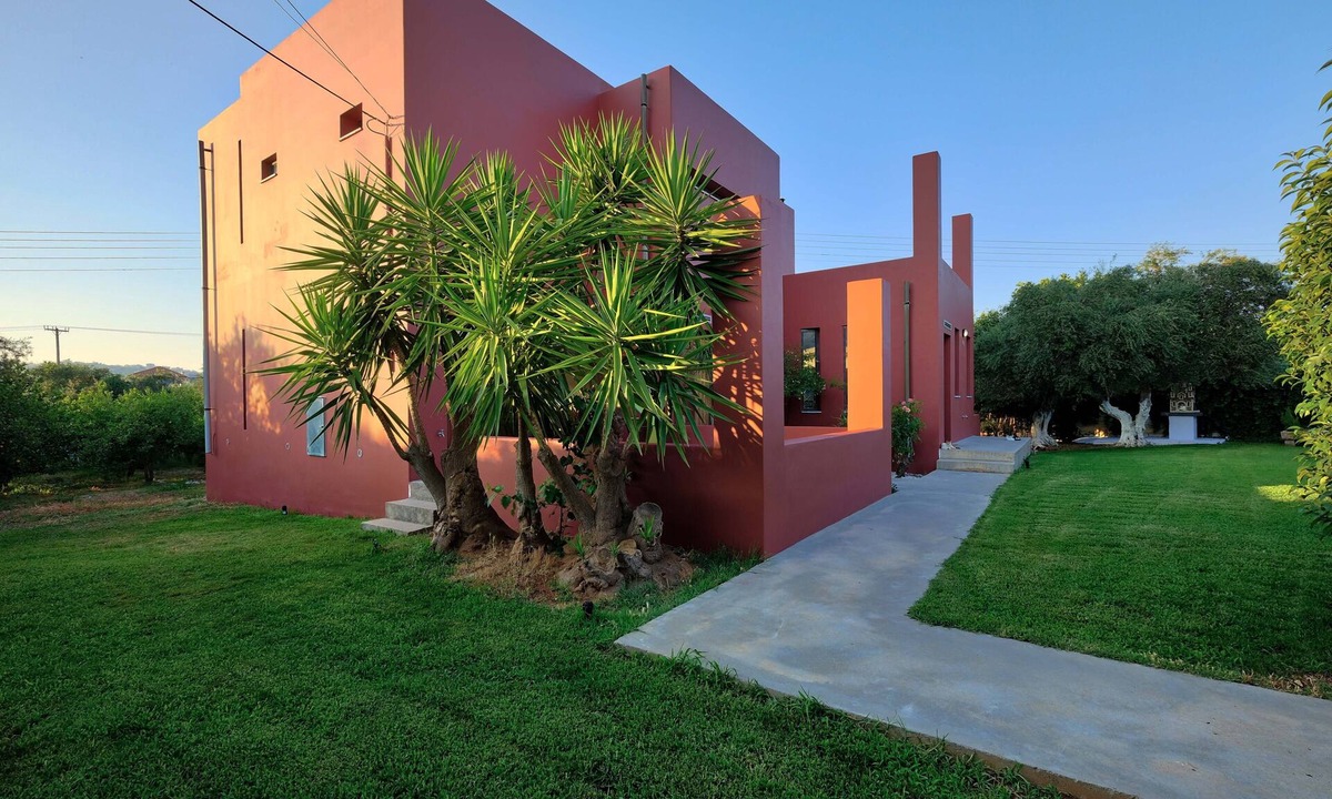 Tsikalaria Villa | Bright villa surrounded by orange trees