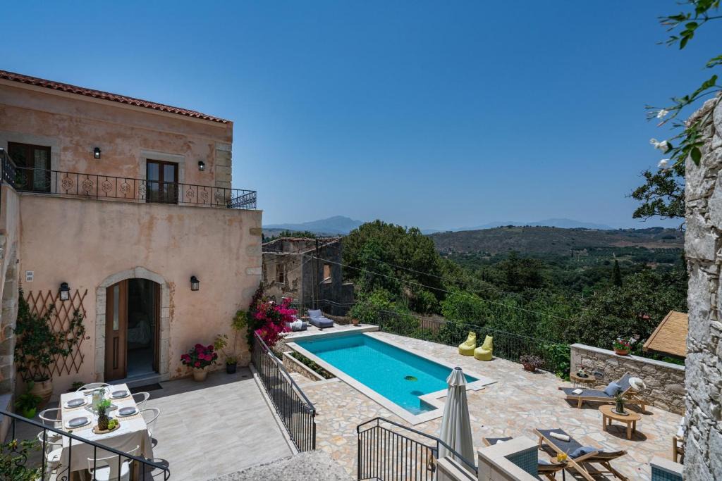 Armenoi House | Butterfly, a historical villa with pool & hot tub!