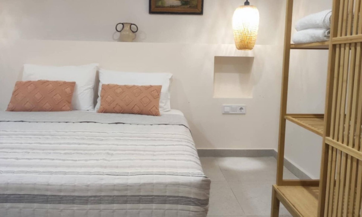 Mitilinii Apartment | Charming renovated apartment with kitchen and garden in lovely ΜΥΤΗΛΙΝΙΟΙ withAC
