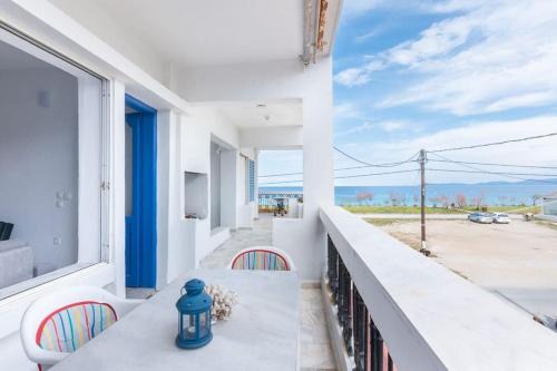 Ierissos Apartment | Cycladic flat with sea view and BBQ grill