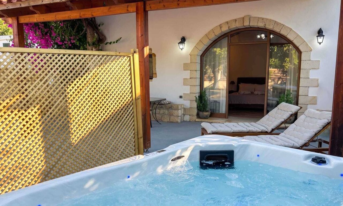 Georgioupolis Apartment | Despina Jacuzzi Studio - Walk to Lake Kournas