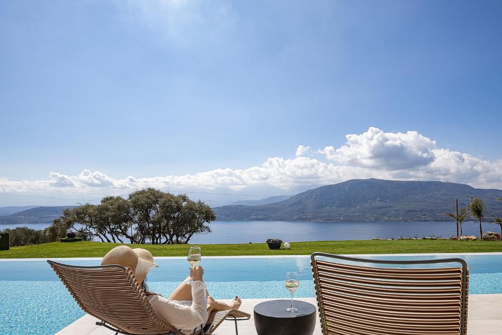 Akrotiri Villa | Etheria Elli Villa, Retreat to Ethereal Luxury and Wellness by etouri