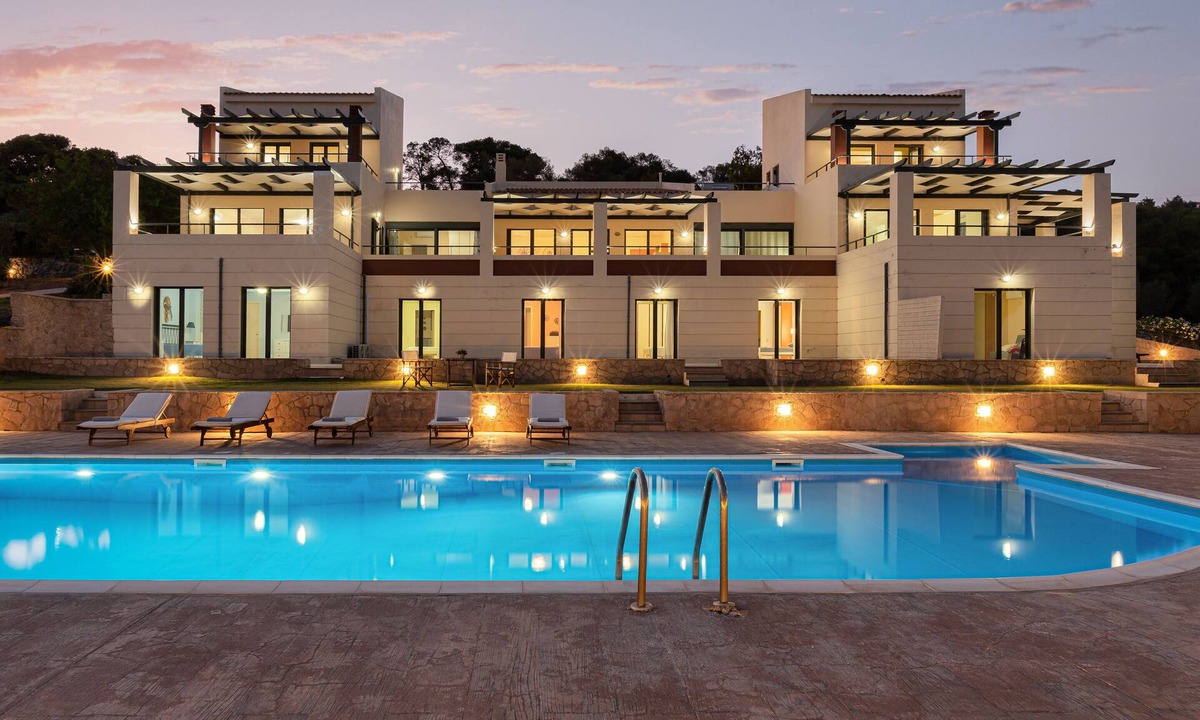 Kontos House | Four Bedroom, Five Bathrooms with Communal Pool