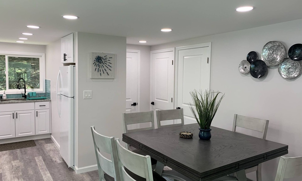 Fleischmanns House | Free 50 Amp EV Charger Modern New, HotTub, A/C, Webber Grill, 2 Decks, FirePit
