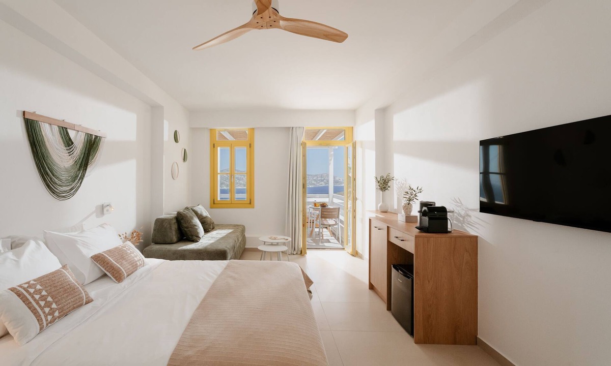 Kimolos House | Grand Suite 2 with Private Pool and Seaview