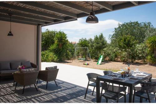 Aegina Town House | Green & Purple