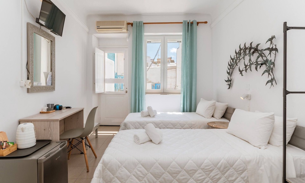 Little Venice House | Guest House 'Anchor Yalos - Twin Bed Room 1' with Wi-Fi and Air Conditioning