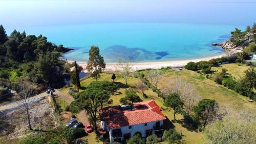 Elia Villa | Hacienda Beachfront Villa, Spathies