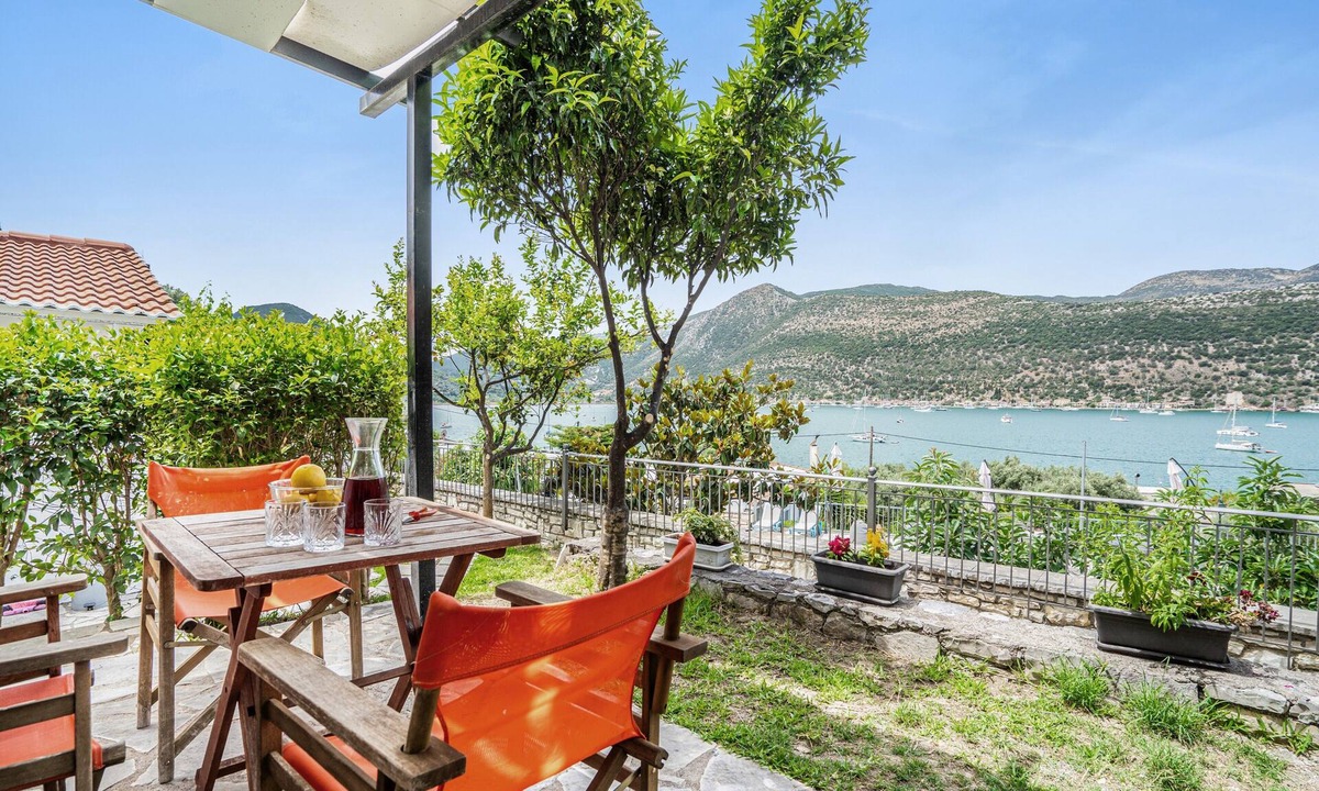 Geni House | Holiday Home 'Chakalaka - Villa 1' with Sea View, Wi-Fi and Air Conditioning