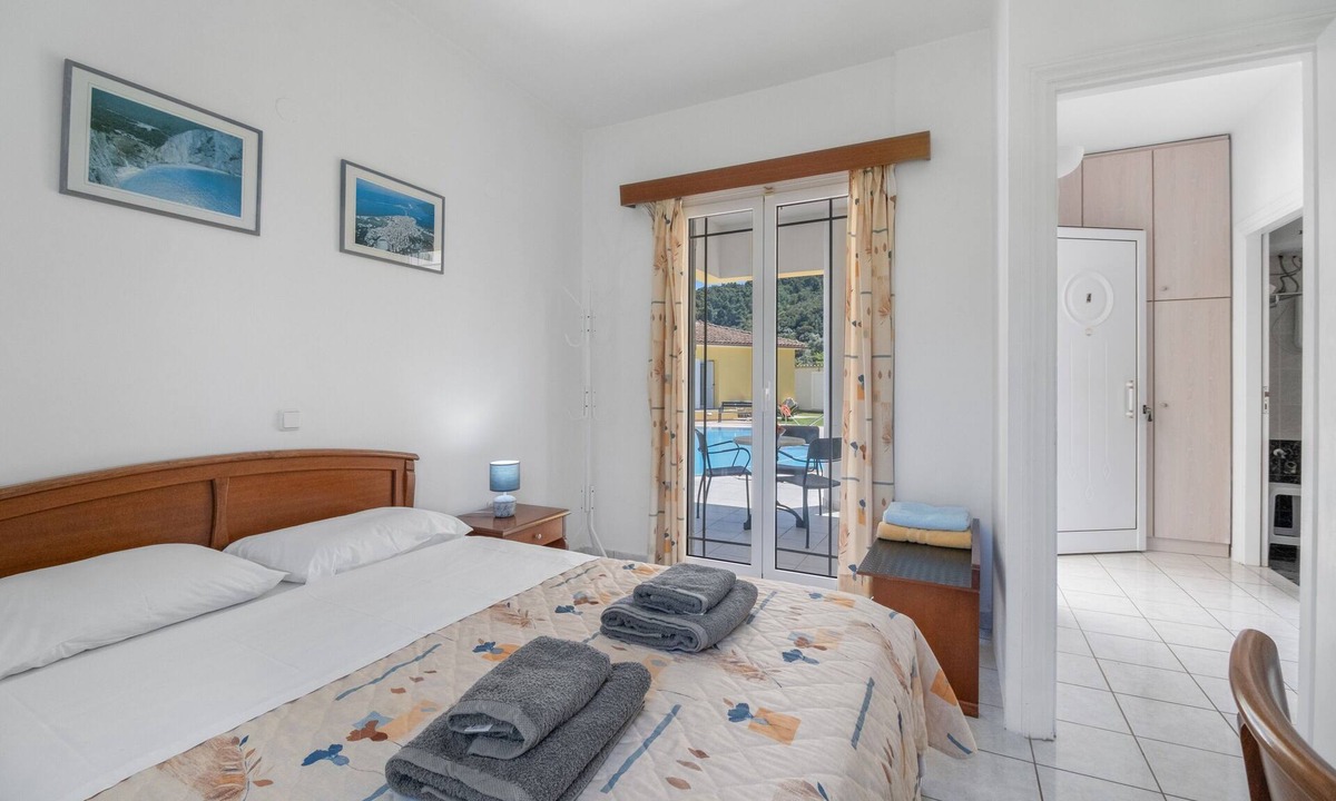 Agios Ioannis House | Holiday Home 'Dioni' with Mountain View, Wi-Fi and Air Conditioning