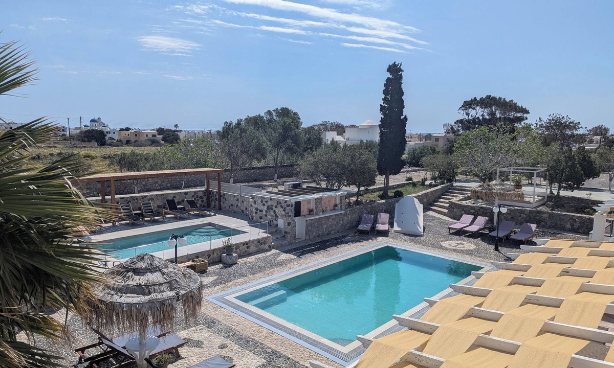 Perissa Apartment | House for 5 included car, breakf (Heated Pool)