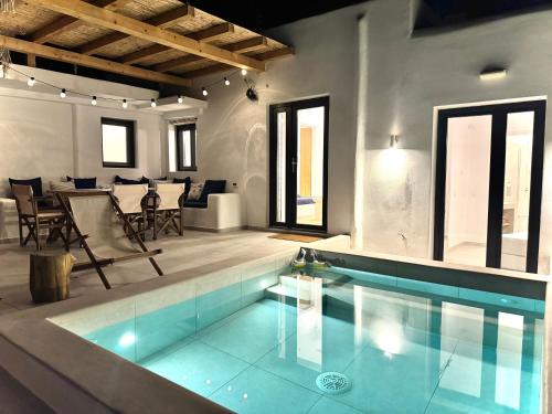 Ano Mera Apartment | Kukulú Luxurious Cottage with Mini Private Pool