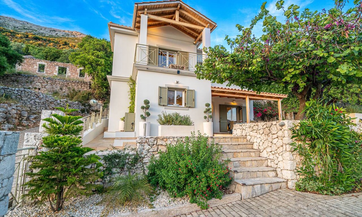 Aetos House | Large villa. Stunning mountain view, 5 mins to beaches at Agia Efimia, Kefalonia