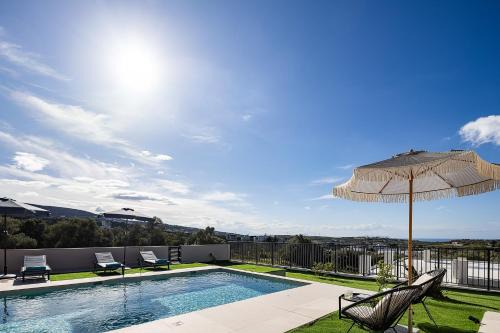 Houdetsi Villa | Lynx Villa - Sculpted in Light & Nature by etouri