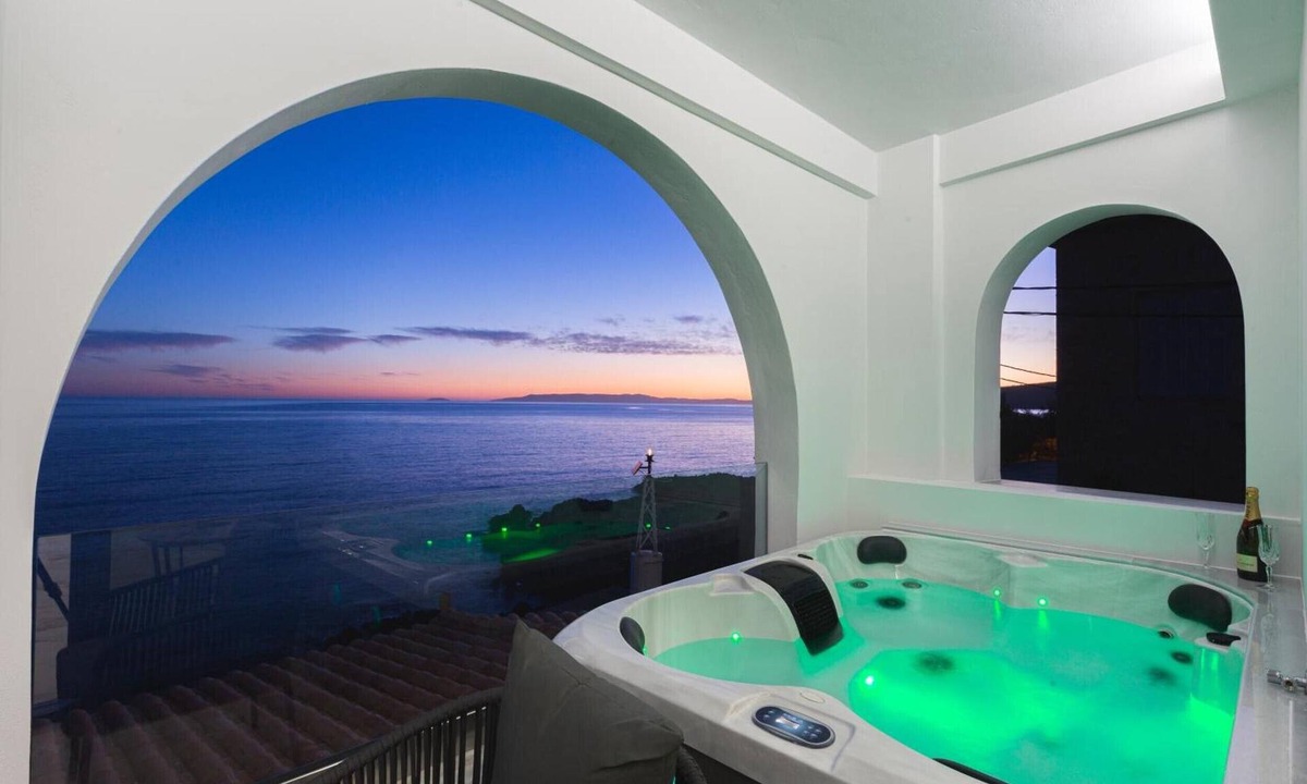 Kardamyli Apartment | Marina A2 Apartment with Sea View Jacuzzi, Wi-Fi, and Air Conditioning