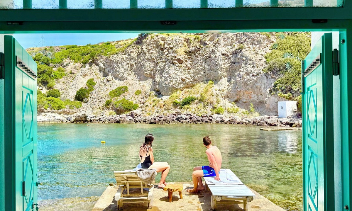 Milos Apartment | Milos Boathouse-Only one in Milos with sea view on both sides & stunning sunset