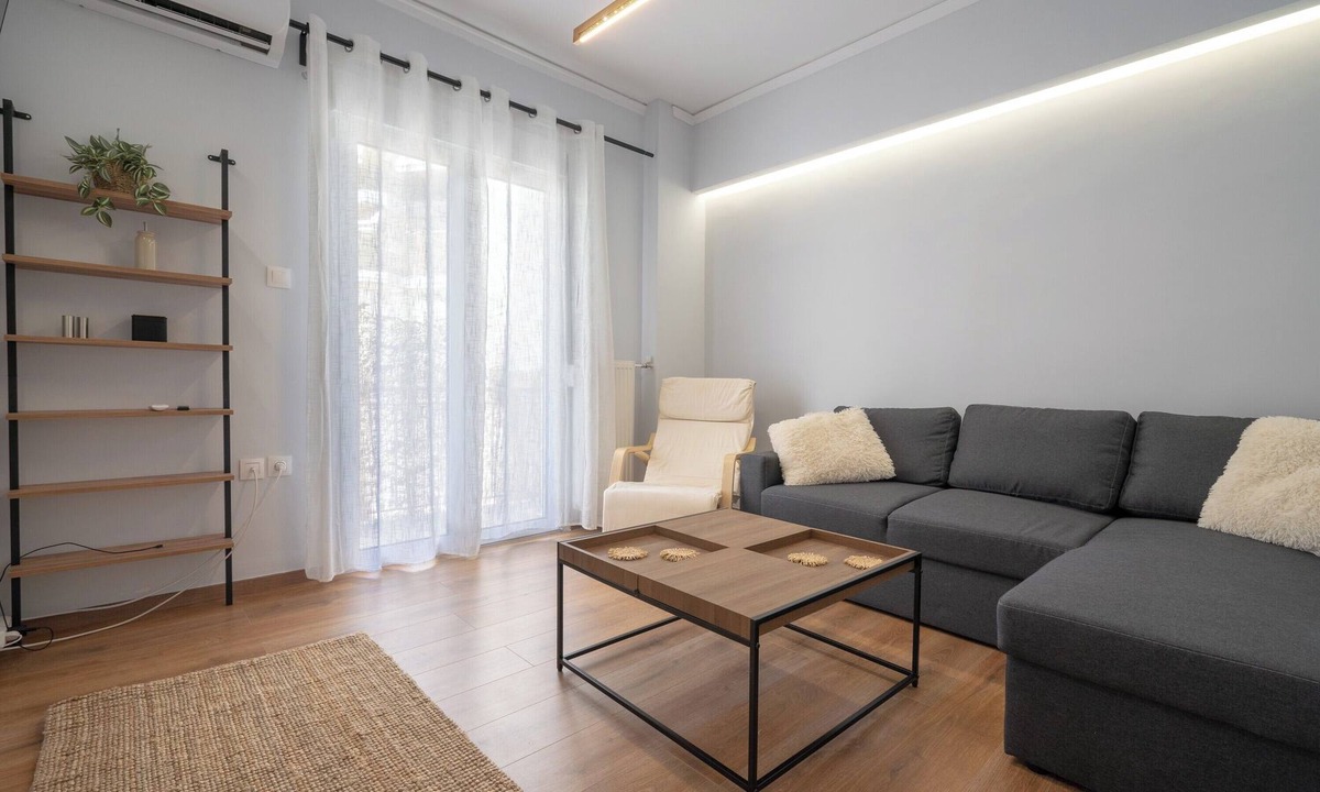 Petralona Apartment | Minimal Frame by ΜΡS