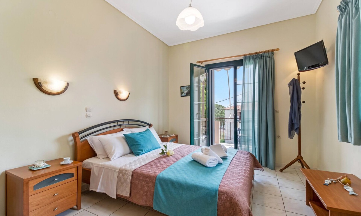 Nikiana Apartment | "Nikoleta 1" Apartment with Ocean View, Terrace, and Wi-Fi