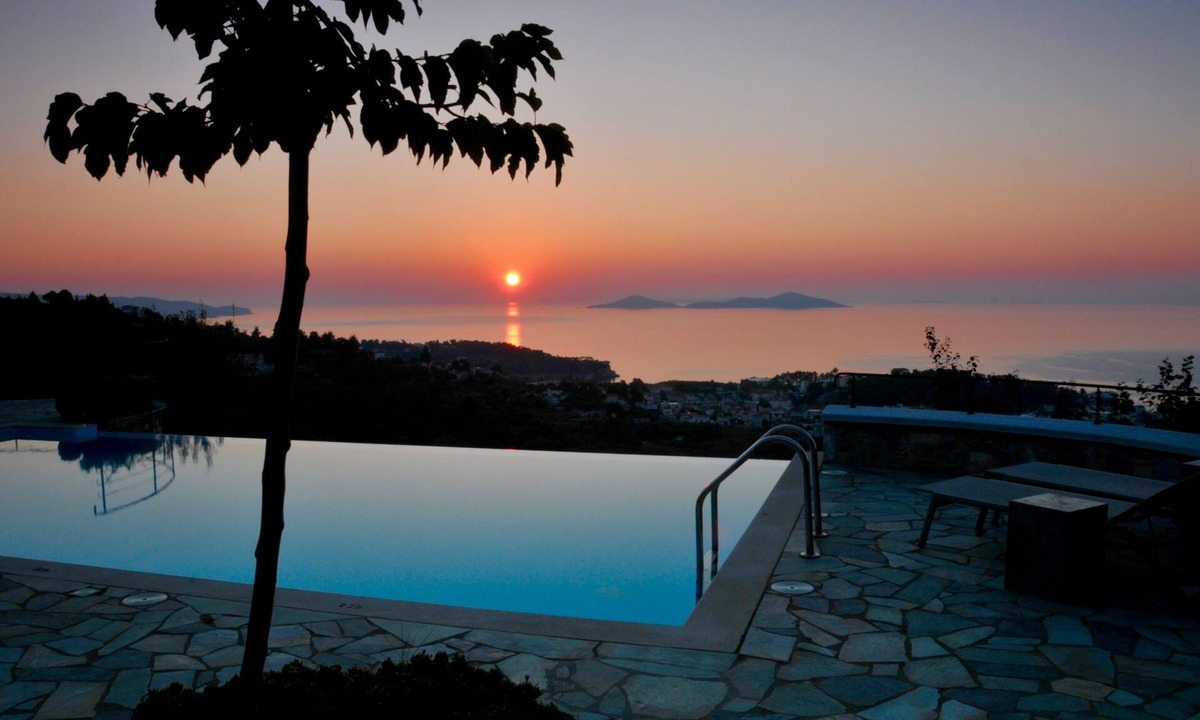 Alonissos Villa | Paparouna villa , stunning villa, sleeps 8,4 bathrooms