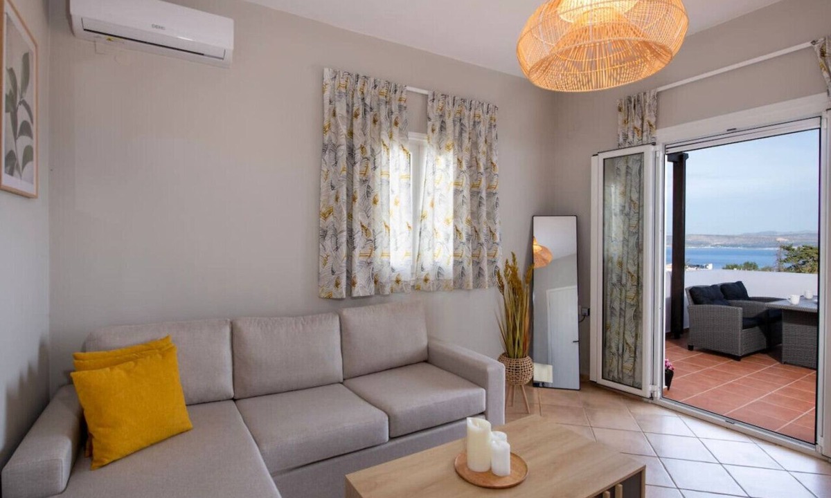 Plaka Apartment | Plaka Paradise apartment with a shared pool