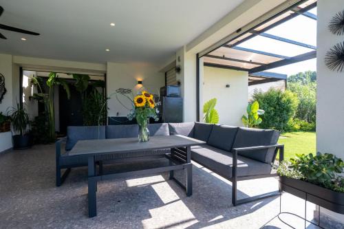 Akovitika Apartment | Private Pool Villa by the Sea