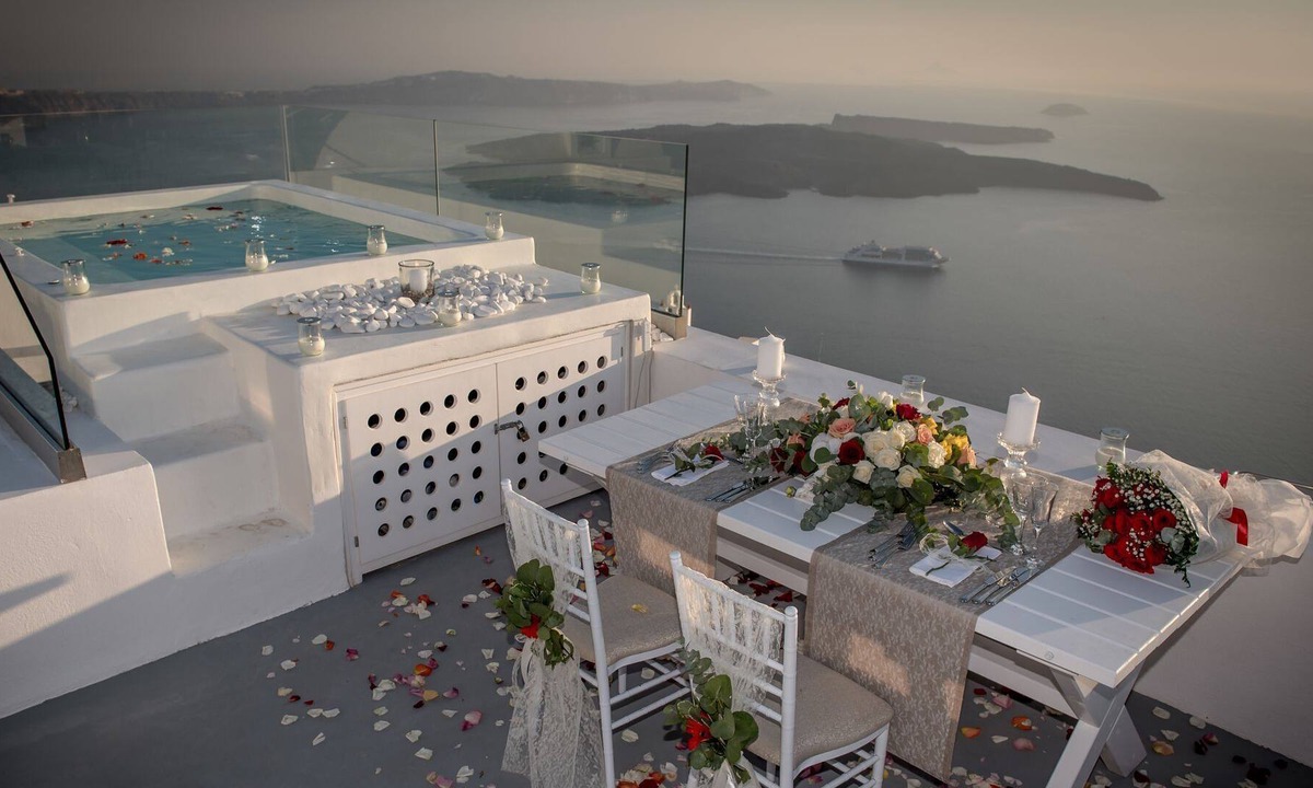 Imerovigli Villa | R 196 Luxury Two bedroom Private Villa with Pool,Outdoor Jacuzzi, Amazing Seaviews Incl Breakfast