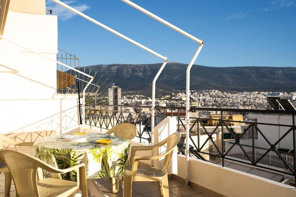 Ampelokipoi Apartment | Rooftop Penthouse with City & Mountain Views, Private Parking - Next to the Metro