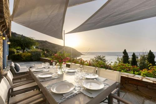 Steniai Villa | Seabreeze house by the sea by Andros Villas Collection