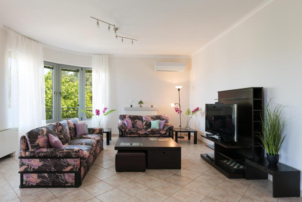 Katochori Apartment | Solena - Garden Escape with Views near Chania