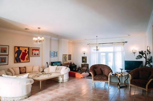 Alexandroupoli Villa | Spacious 4 bedroom Luxury Villa with Lush Gardens Close to City & Beach