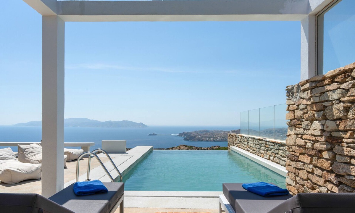 Ios Villa | Stemma is a charming stone villa nestled on a hillside above Mylopotas