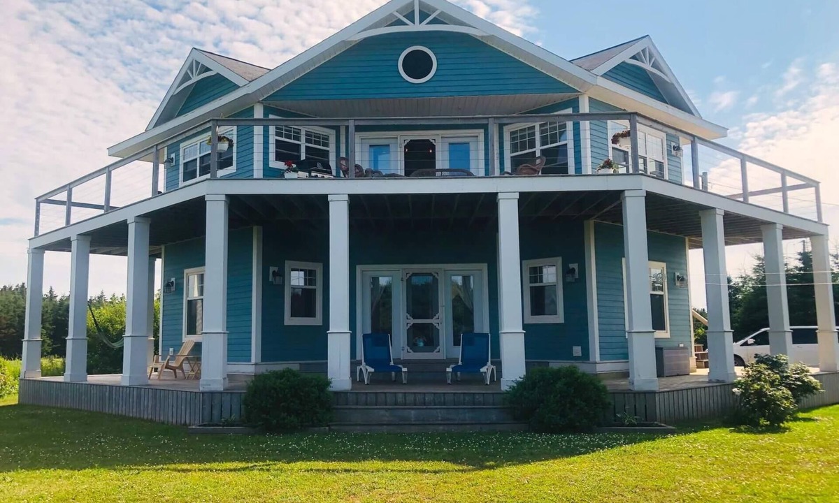 Darnley House | Steps from Thunder Cove Beach!