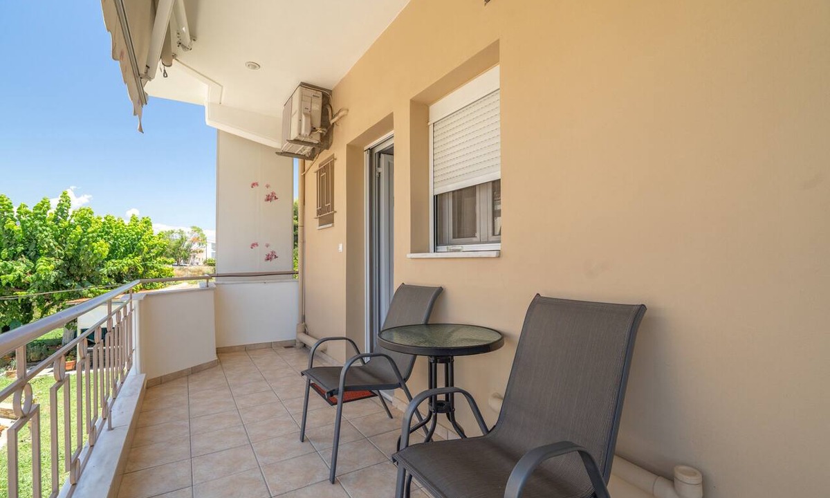 Mesolongi Apartment | Studio Apartment 'Flo's 5' with Shared Garden, Wi-Fi and Air Conditioning