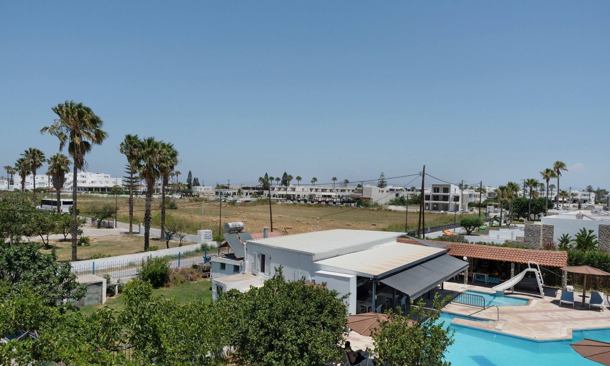 Tingaki Apartment | Studio Apartment 'Golden Sun 9' with Sea View, Shared Pool and Wi-Fi
