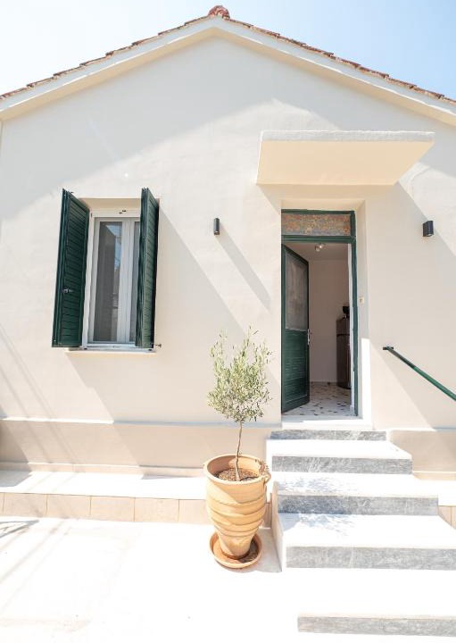 Poros Villa | Sunny yard apartments