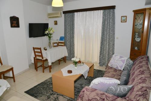 Ampelokipoi Apartment | TRADITIONAL HOUSE