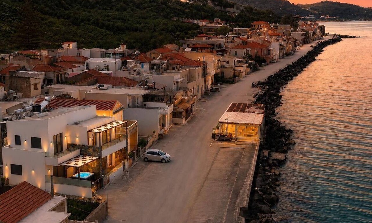 Kalyves House | Villa Horizon.Three-bedroom seafront villa in Crete with unspoiled sea views