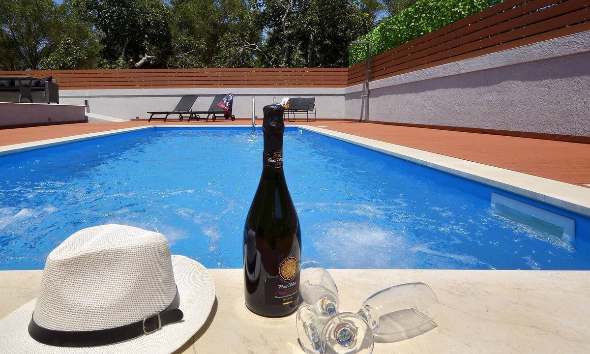 Dafnata Villa | Villa Ventus Sleeps 7 with Parking